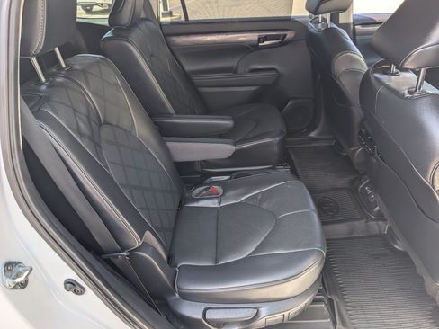 Used 2023 Toyota Highlander Platinum FWD image 5