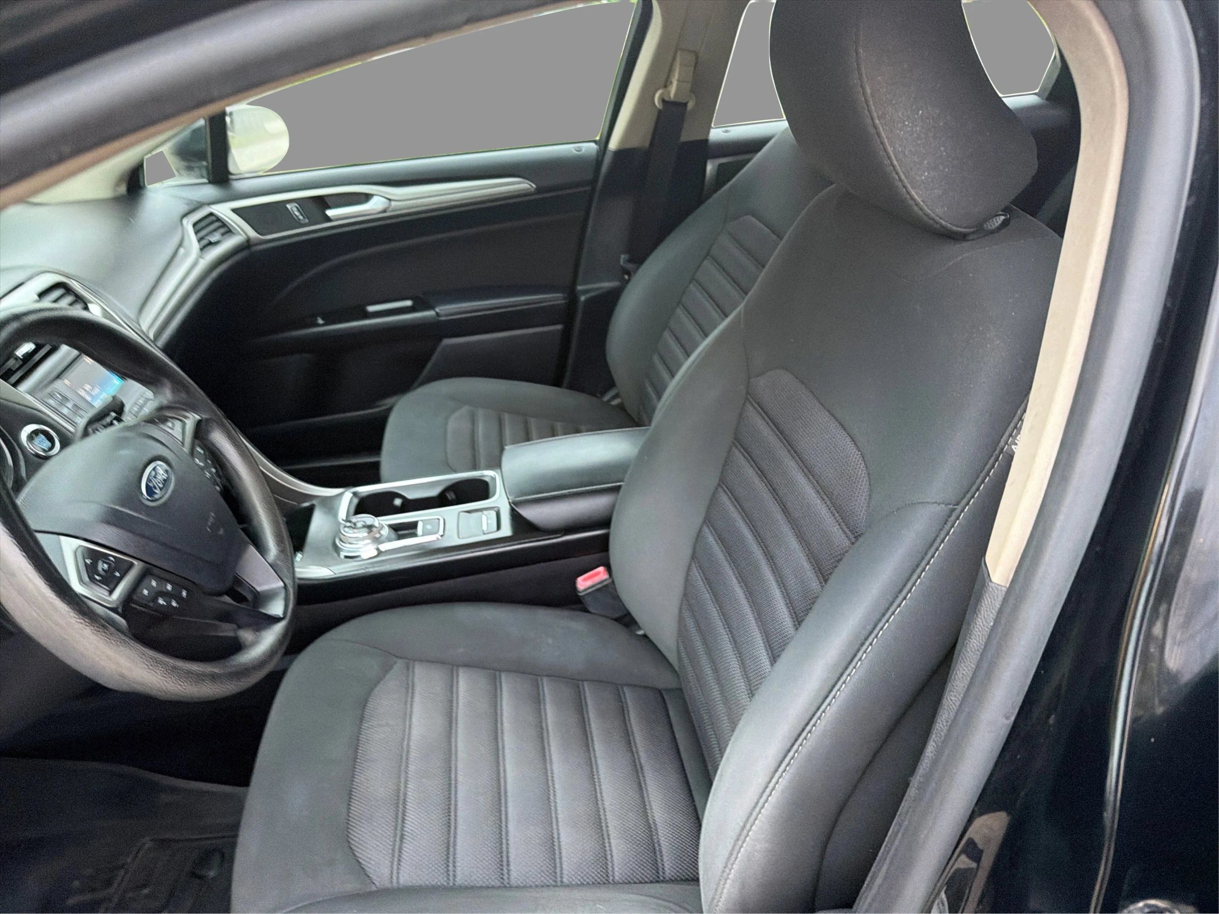 Used 2017 Ford Fusion SE FWD image 10