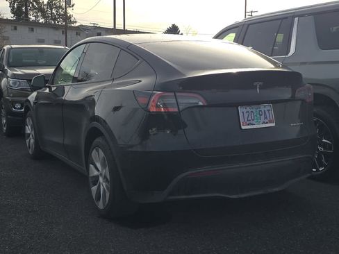 Used 2021 Tesla Model Y Long Range image 3