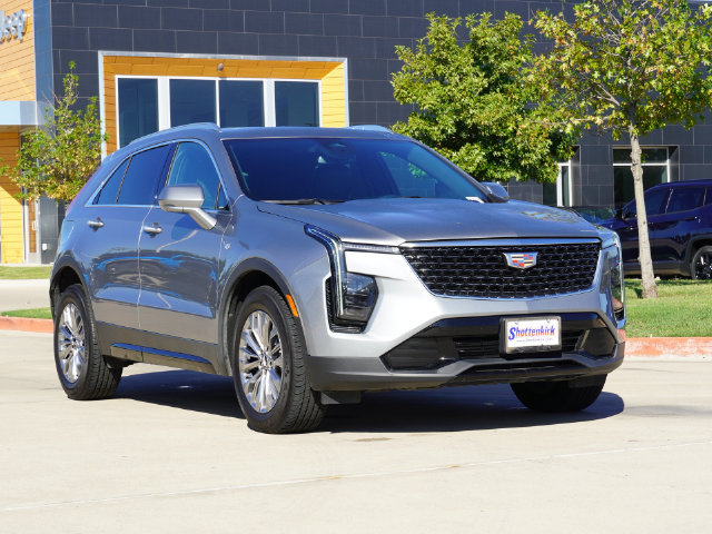 Used 2025 Cadillac XT4 Premium Luxury FWD image 3