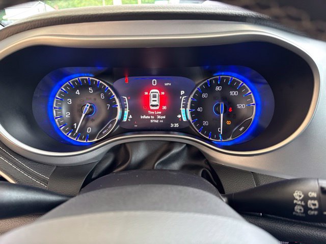 Used 2023 Chrysler Pacifica Touring FWD image 18
