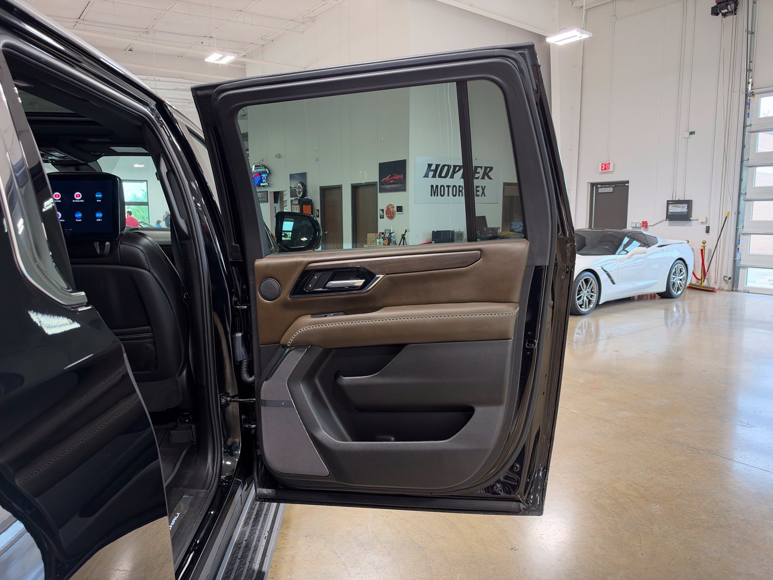 Used 2026 GMC Yukon XL Denali Ultimate w/ LPO, Illumination Package AWD/4WD image 45