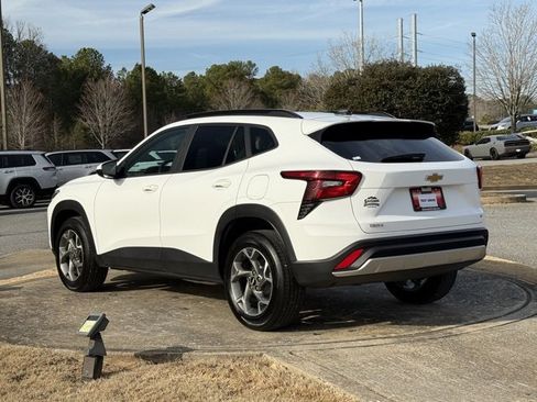 Used 2025 Chevrolet Trax LT w/ LT Convenience Package image 5