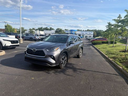 Used 2022 Toyota Highlander XLE AWD/4WD image 8