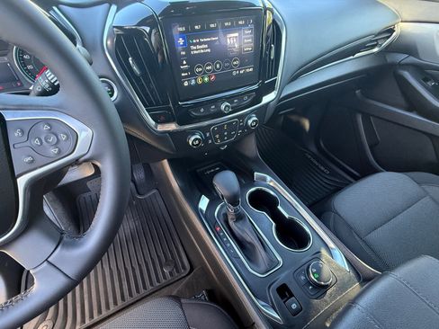 Used 2023 Chevrolet Traverse LT image 11
