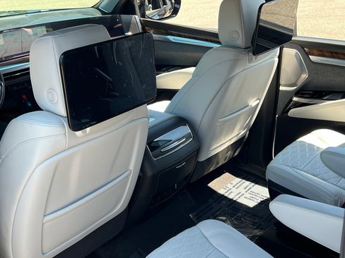 Used 2025 Cadillac Escalade ESV Sport Platinum w/ LPO, ONYX Package AWD/4WD image 22