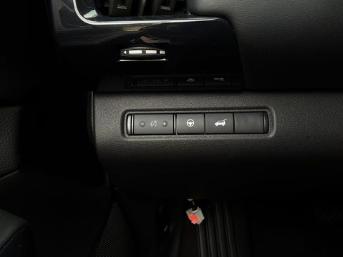 Used 2025 Nissan Pathfinder SV FWD image 23