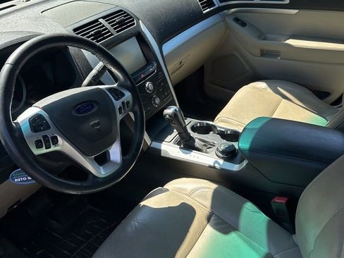 Used 2015 Ford Explorer XLT w/ Equipment Group 202B AWD/4WD image 4