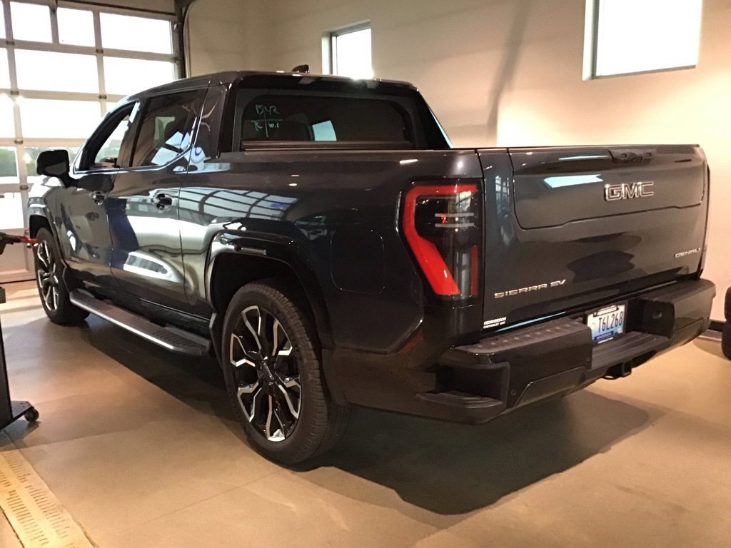Used 2025 GMC Sierra EV Denali AWD/4WD image 4