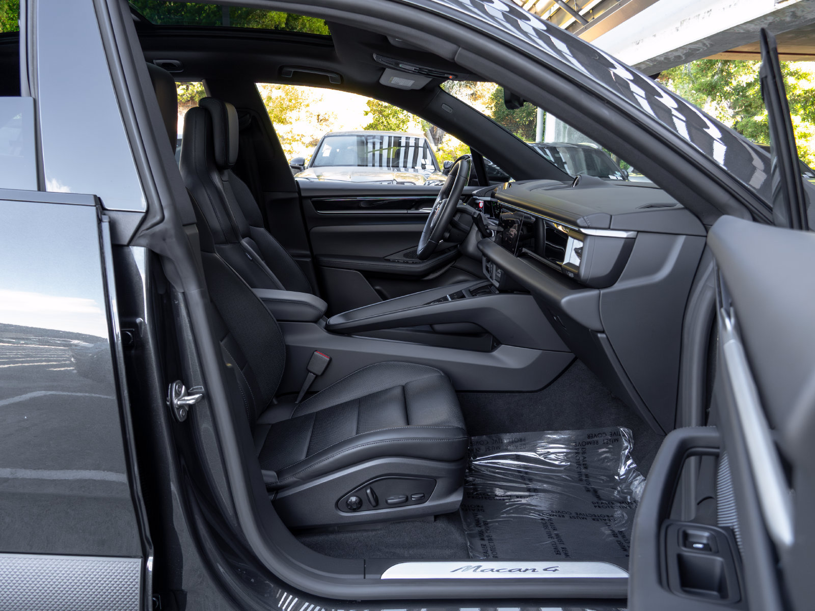 Certified 2025 Porsche Macan 4 Electric AWD/4WD image 57