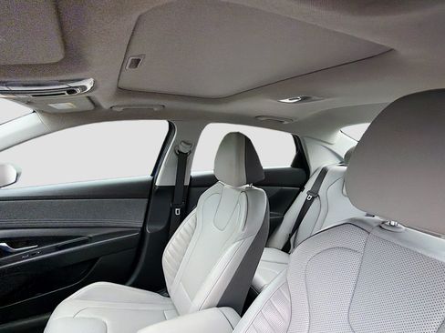 Used 2025 Hyundai Elantra Limited FWD image 25