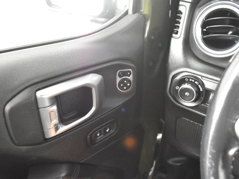 Used 2020 Jeep Wrangler Unlimited Sahara image 36