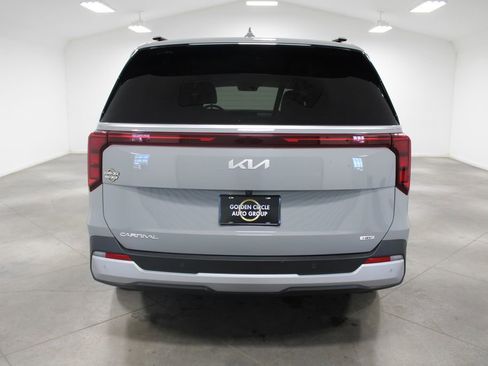 Used 2025 Kia Carnival EX image 8