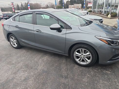 Used 2018 Chevrolet Cruze LT w/ Convenience Package image 3