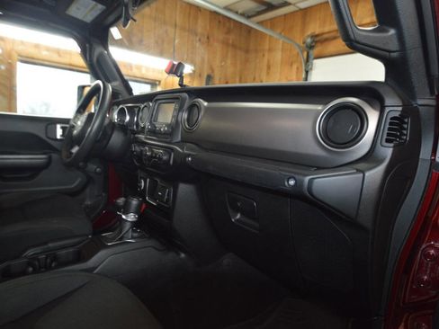 Used 2021 Jeep Gladiator Sport image 11