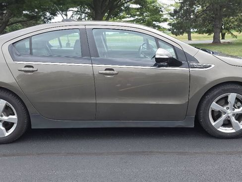 Used 2015 Chevrolet Volt Premium w/ Premium Trim Package FWD image 2