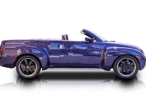 Used 2004 Chevrolet SSR w/ Preferred Equipment Group RWD image 2