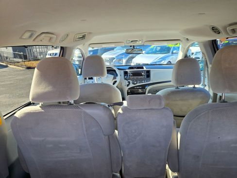 Used 2013 Toyota Sienna LE image 53