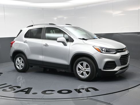 Used 2019 Chevrolet Trax LT w/ LT Convenience Package image 2