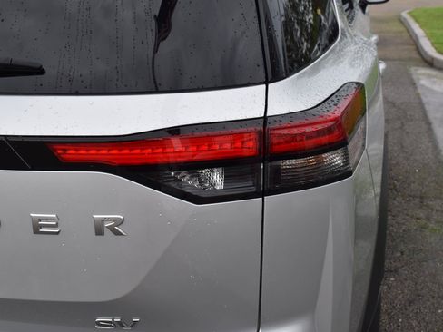 Used 2024 Nissan Pathfinder SV FWD image 10