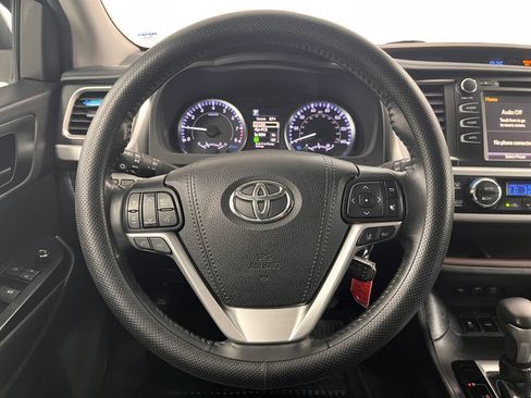 Used 2019 Toyota Highlander Plus AWD/4WD image 19