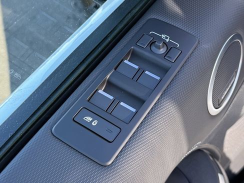 Certified 2025 Land Rover Discovery Dynamic SE image 16