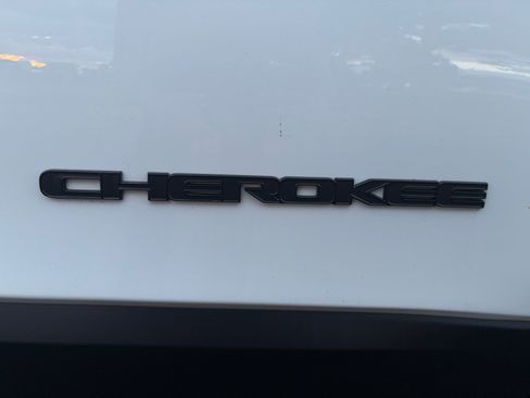 Used 2021 Jeep Cherokee Latitude Plus AWD/4WD image 30