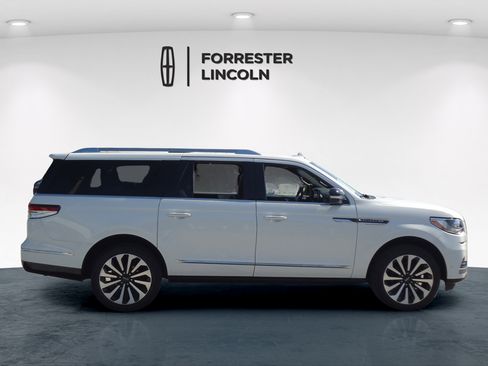Certified 2024 Lincoln Navigator L Reserve AWD/4WD image 2