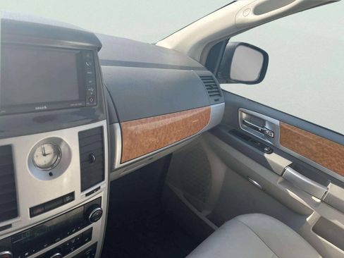 Used 2008 Chrysler Town & Country Limited w/ Entertainment Group #3 FWD image 11