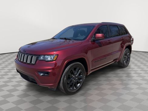 Used 2017 Jeep Grand Cherokee Altitude image 3