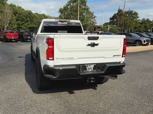 Used 2024 Chevrolet Silverado 2500 ZR2 w/ Technology Package image 7