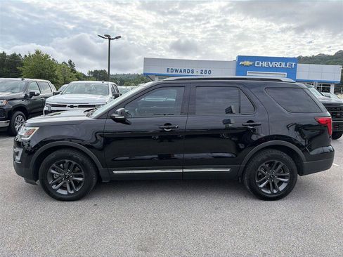 Used 2017 Ford Explorer XLT FWD image 2