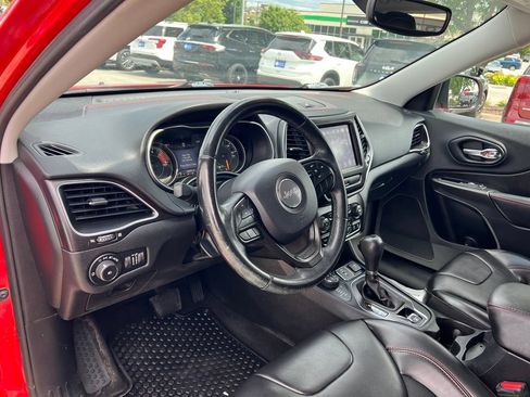 Used 2019 Jeep Cherokee Trailhawk w/ Cold Weather Group AWD/4WD image 19