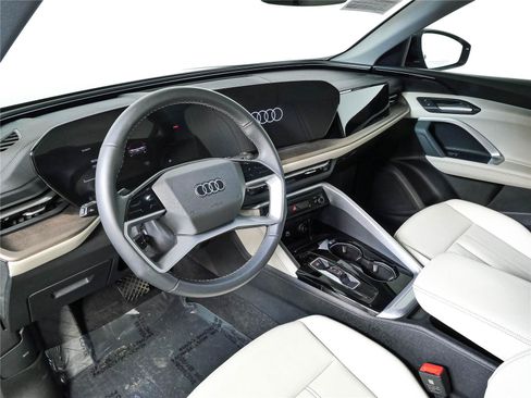 Used 2025 Audi Q5 Premium w/ Convenience Package AWD/4WD image 4