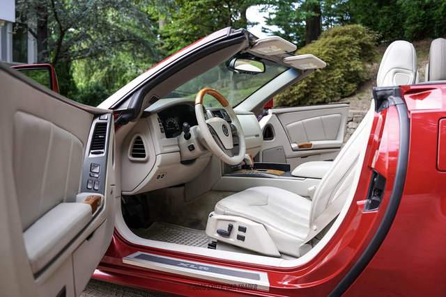 Used 2004 Cadillac XLR RWD image 39