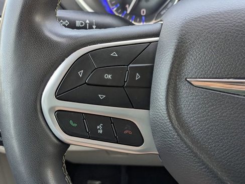 Used 2023 Chrysler Pacifica Touring-L FWD image 4