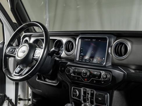 Used 2018 Jeep Wrangler Unlimited Sahara AWD/4WD image 9