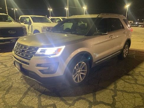 Used 2017 Ford Explorer XLT w/ Equipment Group 202A image 2