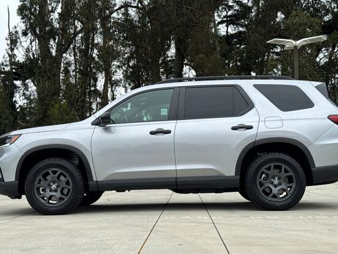 Used 2025 Honda Pilot TrailSport image 2