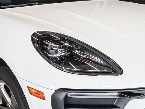 Certified 2024 Porsche Macan AWD/4WD image 25