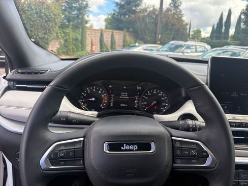 Used 2025 Jeep Compass Limited image 29