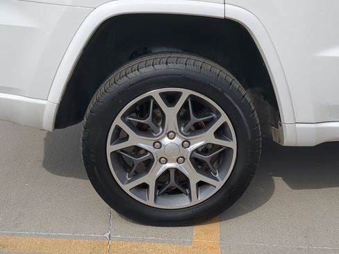Used 2020 Jeep Grand Cherokee Overland AWD/4WD image 12