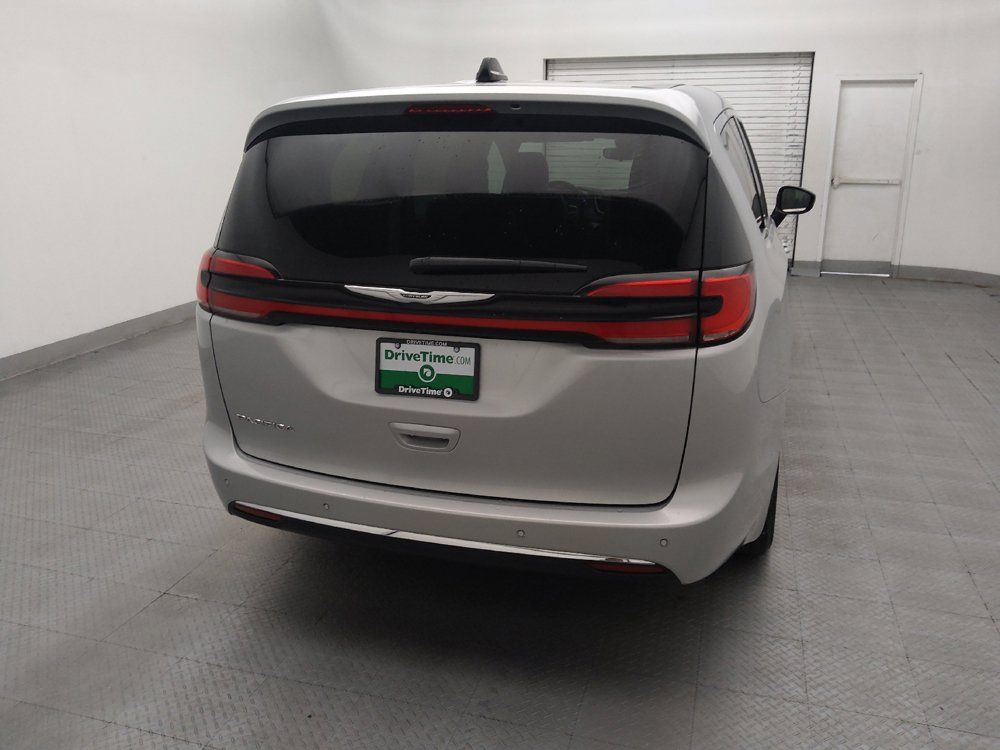 Used 2024 Chrysler Pacifica Touring-L FWD image 7