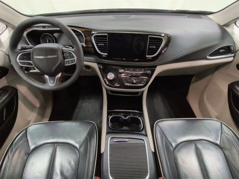 Used 2024 Chrysler Pacifica Limited image 16