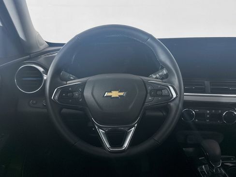 Used 2025 Chevrolet Trax LT w/ LT Convenience Package image 17