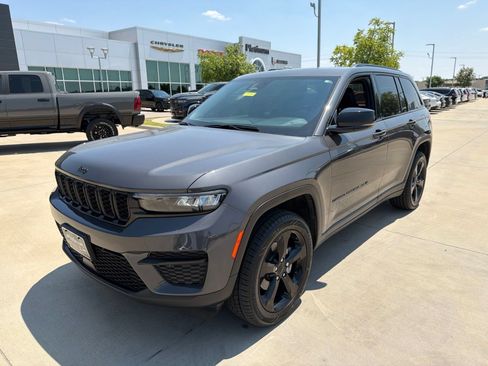 Used 2024 Jeep Grand Cherokee Altitude AWD/4WD image 9