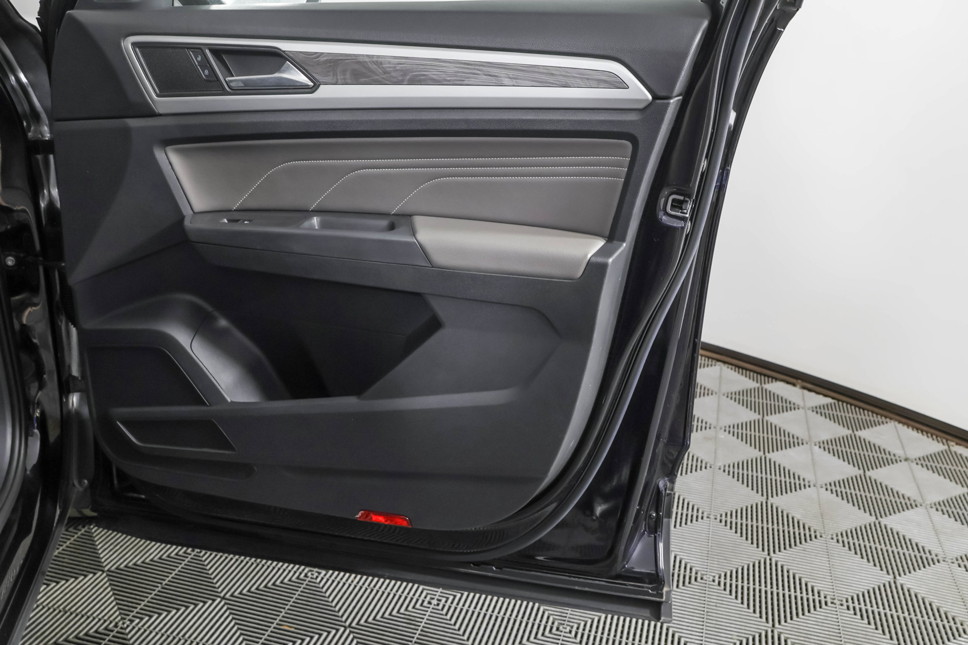 Certified 2023 Volkswagen Atlas Cross Sport SE w/ Panoramic Sunroof Package AWD/4WD image 48