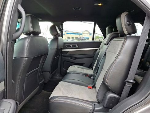 Used 2017 Ford Explorer XLT w/ Equipment Group 202A AWD/4WD image 10