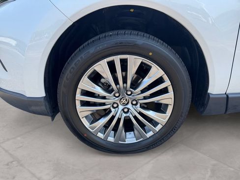 Used 2024 Toyota Venza XLE AWD/4WD image 14