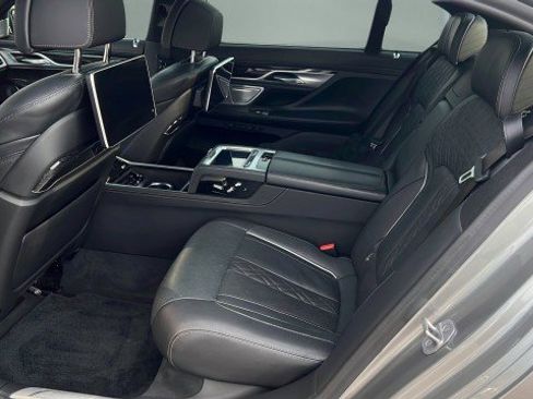 Used 2022 BMW 750i xDrive image 21